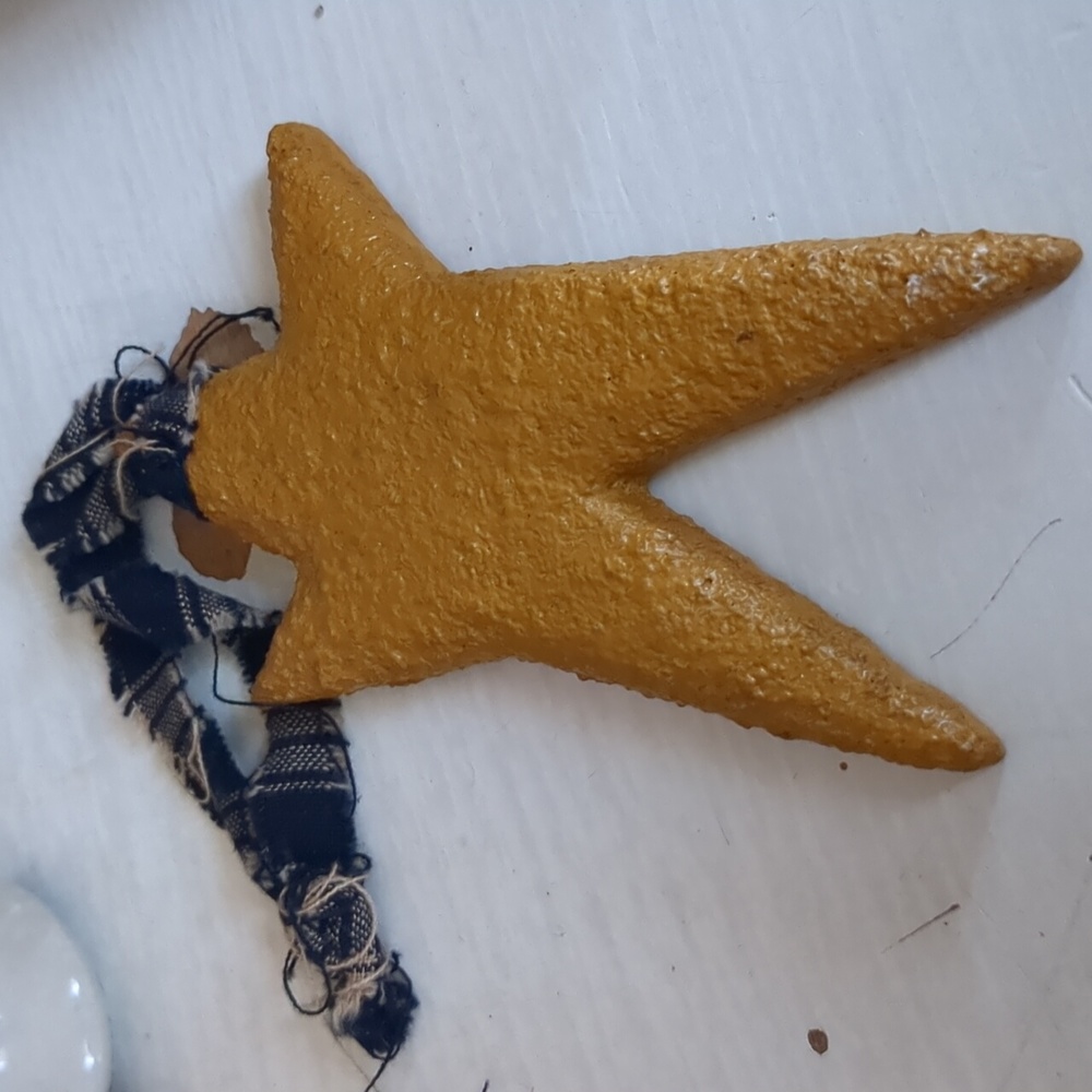 Primitive Mustard Star w/Checkered Hanger